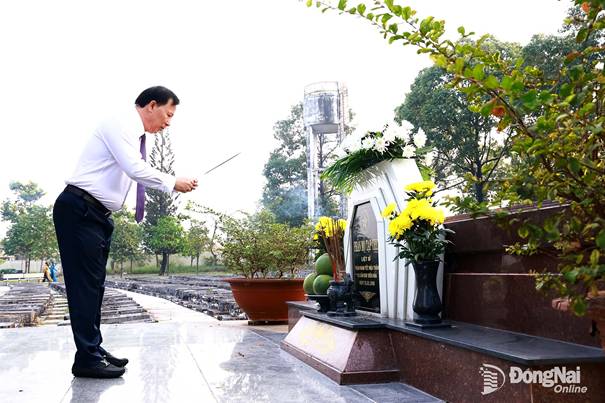 Phó Bí thư Tỉnh ủy, Chủ tịch UBND tỉnh Nguyễn Văn Út dâng hương trước phần mộ tập thể của các liệt sĩ. Ảnh: Công Nghĩa
