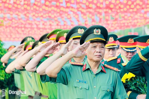 Các đại biểu dành phút tưởng niệm, tưởng nhớ các liệt sĩ đã hy sinh vì nền độc lập, tự do của Tổ quốc. Ảnh: Công Nghĩa