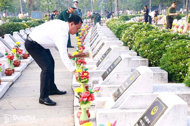 Phó Bí thư Tỉnh ủy Võ Tấn Đức dâng hương tại các phần mộ liệt sĩ. Ảnh: Công Nghĩa