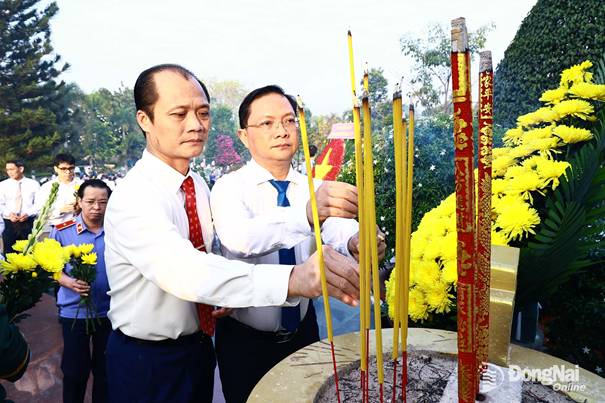 Các đồng chí lãnh đạo tỉnh dâng hương trước Tượng đài Tổ quốc ghi công. Ảnh: Công Nghĩa