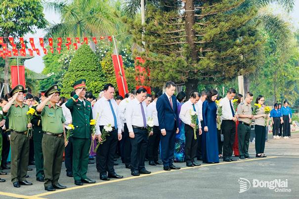 Các đại biểu dành phút tưởng niệm, tưởng nhớ các liệt sĩ đã hy sinh vì nền độc lập, tự do của Tổ quốc. Ảnh: Công Nghĩa